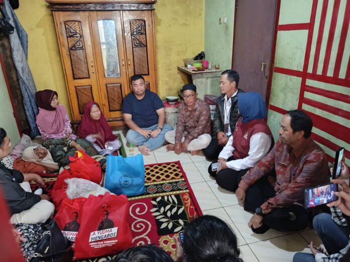 Yudha Puja Turnawan mengunjungi emak Nesih