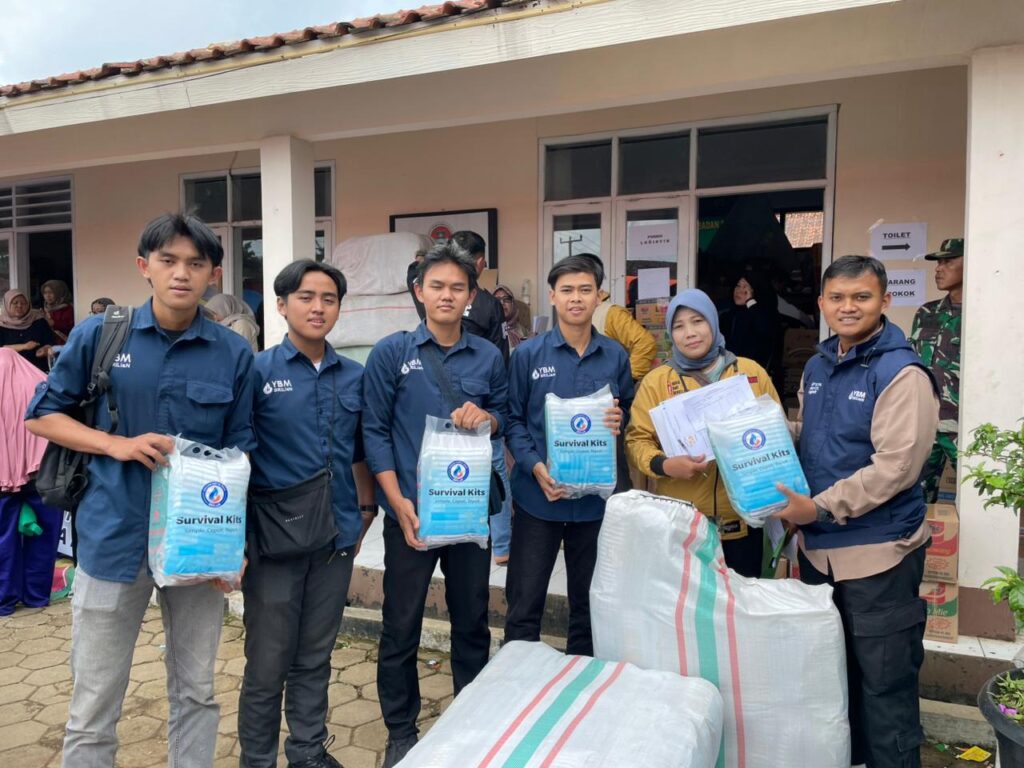 BRI menyalurkan bantuan bagi penyintas bencana longsor di Kabupaten Bandung Barat melalui YBM BRILiaN