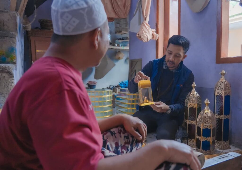 petugas BRI tinjau perajin lampu Gentur di Cianjur