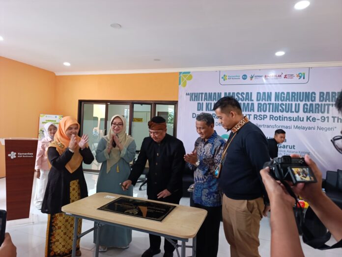 Bupati Garut menandatangani prasasti Klinik Utama Rotinsulu