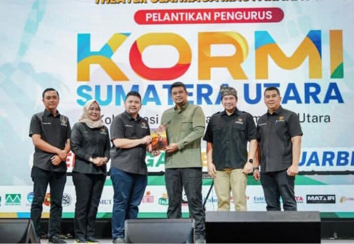 Penulis buku bersama Bobby Nasution menunjukkan buku yang sudah diterbitkan oleh CV Firaz Media