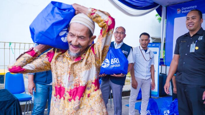 BRI Region 9 berbagi paket sembako di Braga