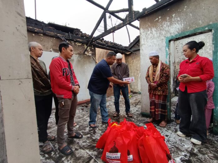 Yudha Puja Turnawan mengunjungi kiai Soleh yang tertimpa musibah kebakaran