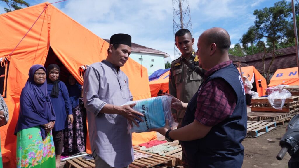 BRI melalui BRILIan menyalurkan bantuanbagi korban bencana pergerakan tanah yang melanda Desa Bantargadung dan Desa Bojonggaling, Kecamatan Bantargadung, Kabupaten Sukabumi