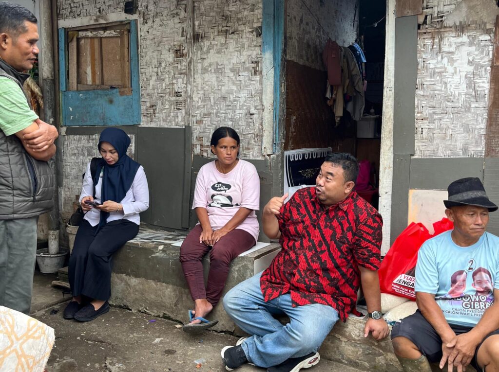 Anggota DPRD Garut Ngabuburit di Rumah Pemulung yang Nyaris Roboh Anggota DPRD Garut Yudha Puja Turnawan menyerahkan bantuan kepada keluarga pemulung di Kelurahan Paminggir, Garut Kota