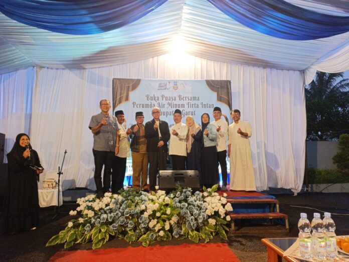 PDAM Tirta Intan Garut mengadakan buka bersama.