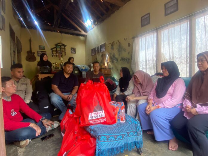 Anggota DPRD Garut Yudha Puja Turnawan mengunjungi korban kebakaran