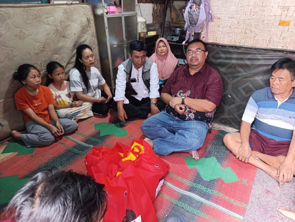 Yudha Puja Turnawan meninjau langsung kondisi rumah Ibu Nopi di Jayawaras, Garut