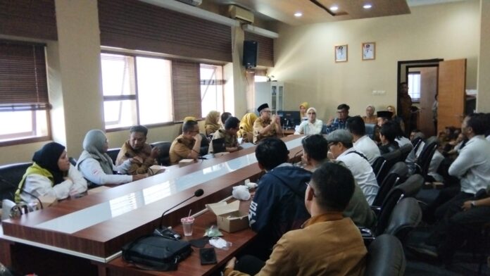 Anggota DPRD Garut menerima audiensi pegawai puskesmas
