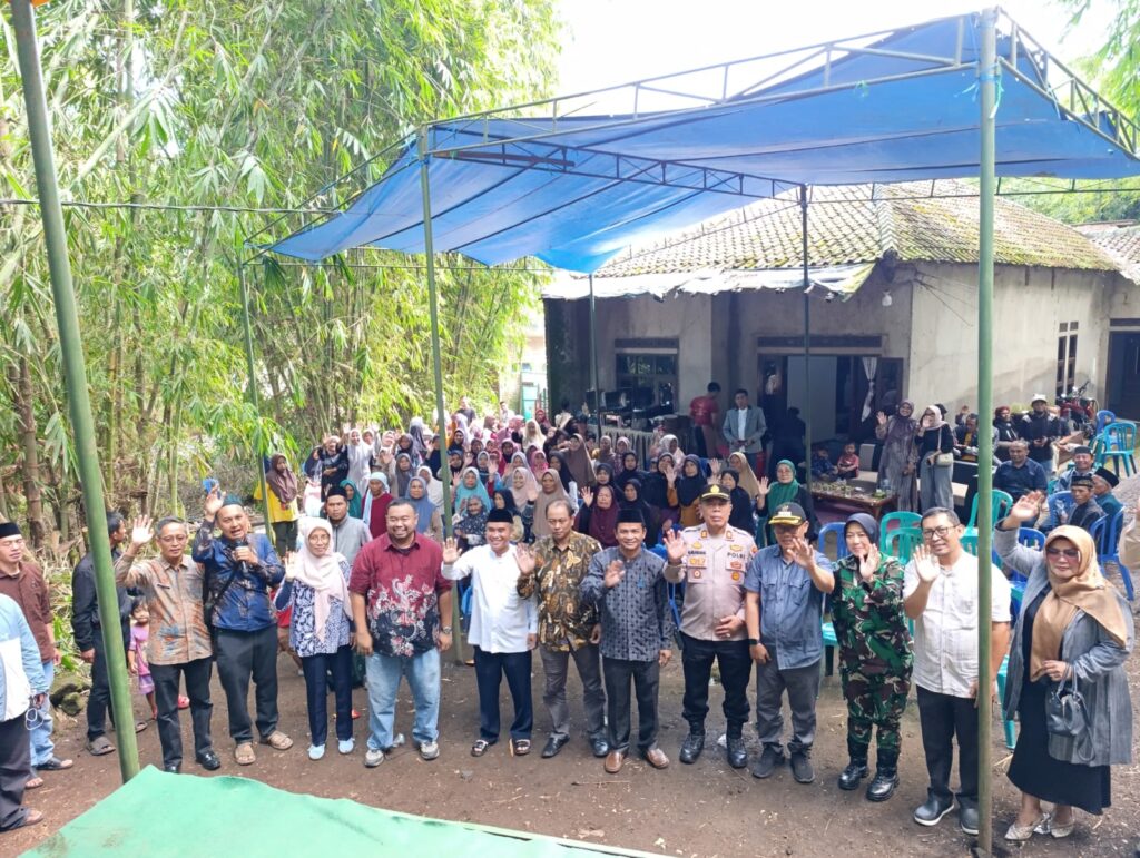 Yudha Puja Turnawan mengikuti santunan di Milad ke-4 Yayasan Peduli Umat yang digelar di Kampung Babakan Palah RT 03 RW 02, Desa Cintakarya, Kecamatan Samarang, Kabupaten Garut