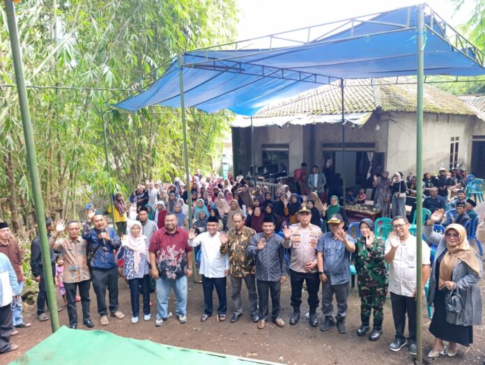 Yudha Puja Turnawan mengikuti santunan di Milad ke-4 Yayasan Peduli Umat yang digelar di Kampung Babakan Palah RT 03 RW 02, Desa Cintakarya, Kecamatan Samarang, Kabupaten Garut